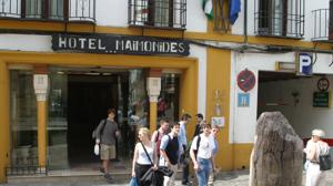 Fachada principal del Hotel Maimónides en la carrera oficial