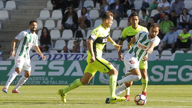 Deivid presiona un ataque del Elche en su reaparición en el Córdoba CF