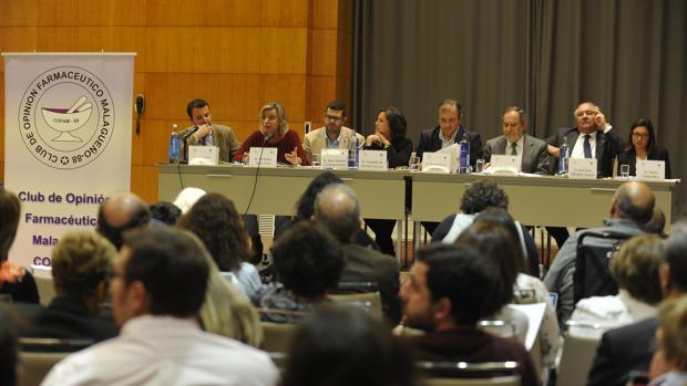 Mesa de políticos y distribuidores, moderada por el director de la edición Andalucía de ABC Fernando del Valle