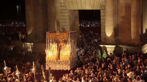 La Reina de los Mártires, bajo la Puerta del Puente