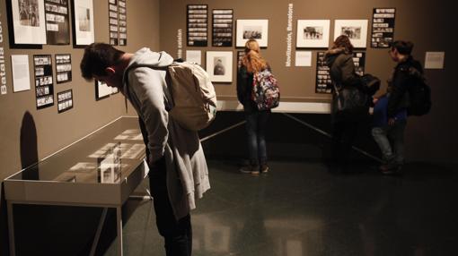 Visitantes en la muestra «La matela mexicana»