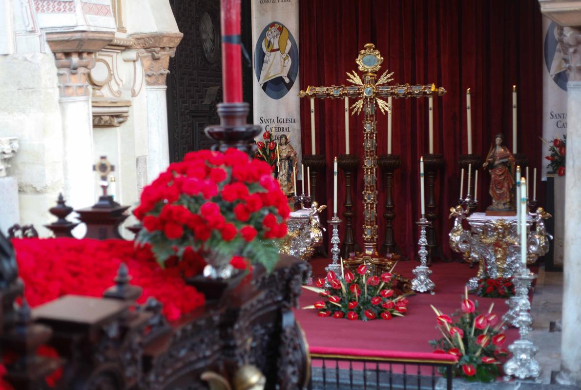 La hermandad de la Caridad ante la Cruz Guiona el pasado año