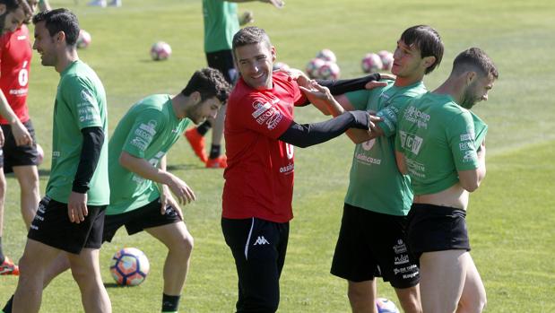 El entrenador del Córdoba, Luis Carrión, en una acción con Bíttolo en el entrenamiento