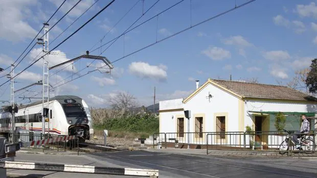 Un tren a su paso por la estación de Alcolea