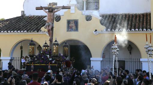 El Cristo de la Oración y la Caridad saliendo de la iglesia de Nuestra Señora del Rosario