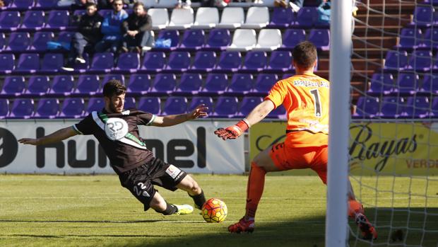 Nando intenta disparar ante Kepa