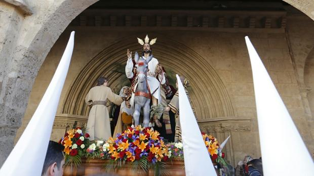 La borriquita en el inicio de su recorrido por las calles de Córdoba