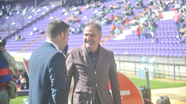 Luis Carrión conversa con Paco Herrera antes del partido