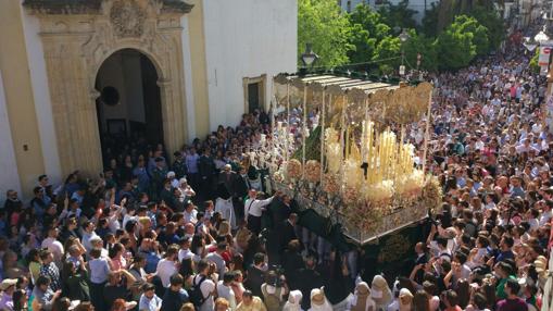 Momento de la salida de la Virgen de la Esperanza de San Andrés