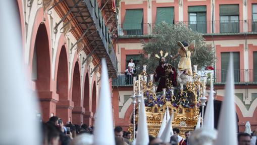 El Señor de la Oración en el Huerto, a su paso por la Corredera