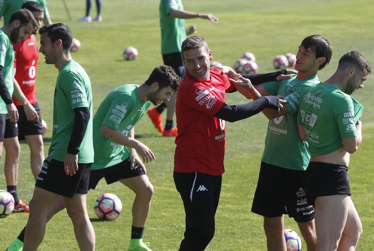 Carrión bromea con Bíttolo en el entrenamiento del miércoles