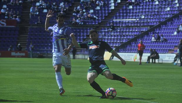 Javi Galán, en un momento del Real Valladolid-Córdoba CF