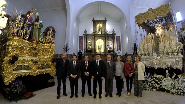 Juanma Moreno y Juan Bueno en la parroquia de San Gonzalo