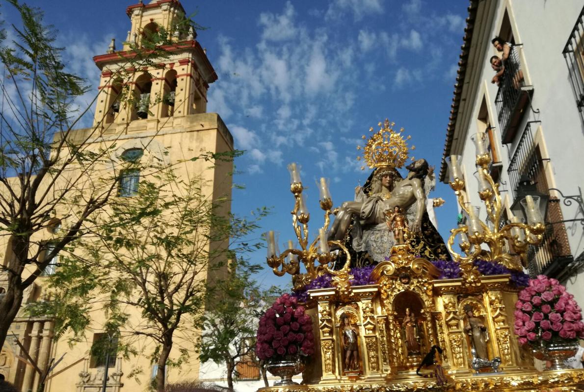 El Cristo de Gracia realizando su estación de penitencia tras su salida del Alpargate