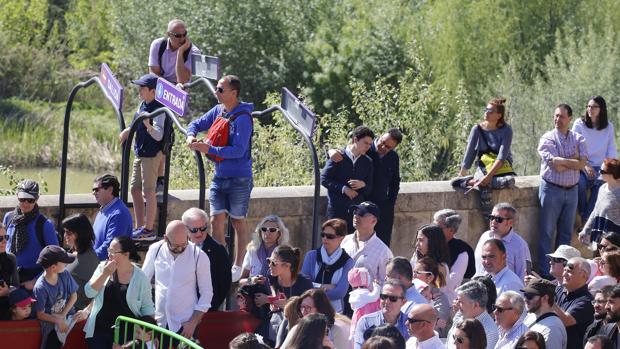 Espectadores e el Puente Romano de la Semana Santa cordobesa