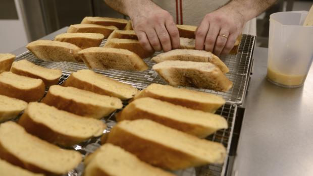 Un cocinero preparando las típicas torrijas.