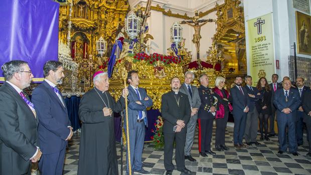 El alcalde de Cádiz, José María González, con el obispo Rafael Zornoza durante el acto protocolario en Santa María con motivo de la salida procesional del Nazareno.
