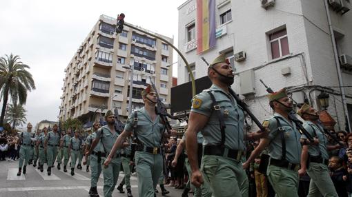 Caballeros legionarios de Algeciras, este lunes, pasando por la sede del PCE de la ciudad