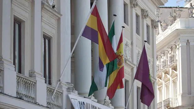 Bandera republicana en el Ayuntamiento de Cádiz, el año pasado