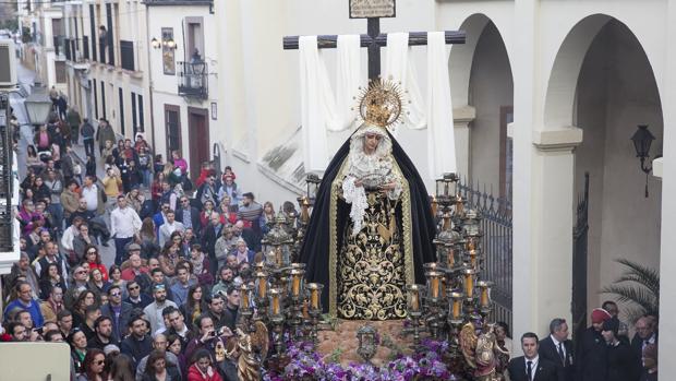 Hermandad de La Soledad procesionando el pasado año