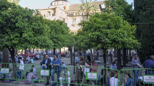 Público en el Patio de los Naranjos