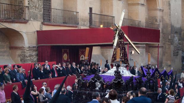 Solidaridad costalera en Córdoba para aliviar el esfuerzo