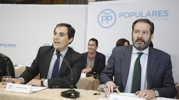 El líder del PP cordobés, con quien se perfila como su sucesor, el secretario general provincial, Adolfo Molina