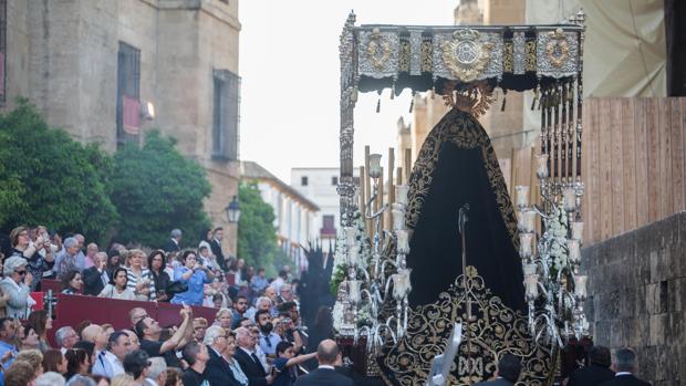 María Santísima Nazarena en la calle Torrijos, en plena carrera oficial