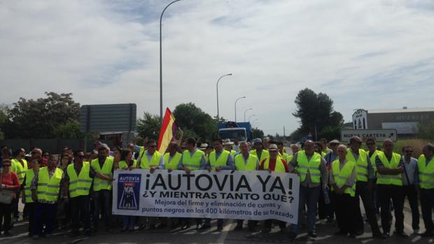 Manifestantes esta mañana en la N-432, en la travesía de Castro del Río.