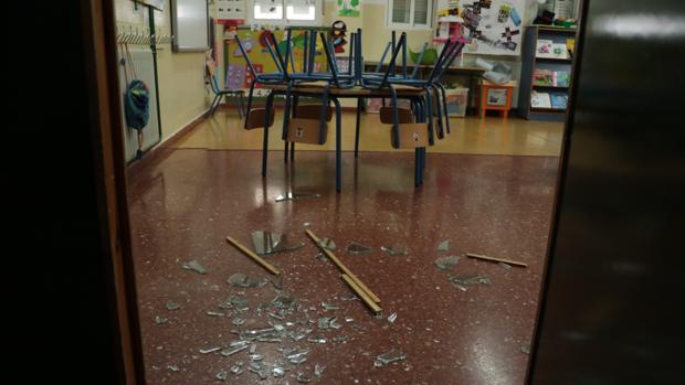 Destrozos causados por los delincuentes en uno de los centros educativos