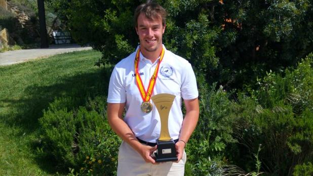 El golfista cordobés Víctor Pastor, con el título de campeón de España universitario