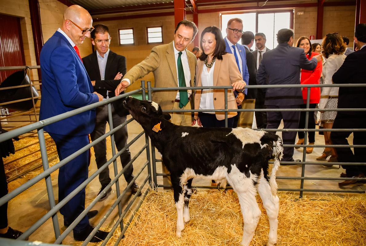 El máximo responsable de Covap y la delegada del Gobierno, tras la inauguración de la feria