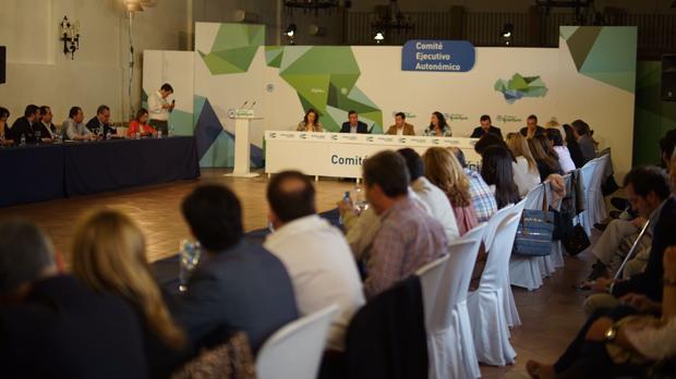 Juanma Moreno evita las zonas de conflicto del Partido Popular de Andalucía