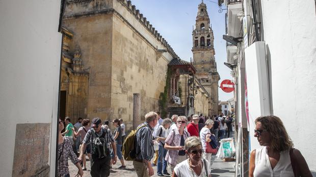 Turistas en el entorno de la Mezquita-Catedral durante la pasada Semana Santa.