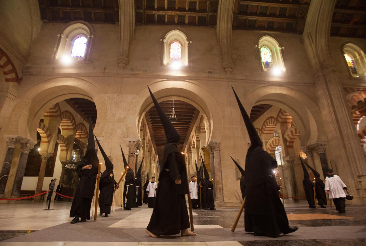 Nazarenos del Nazareno en el interior de la Catedral