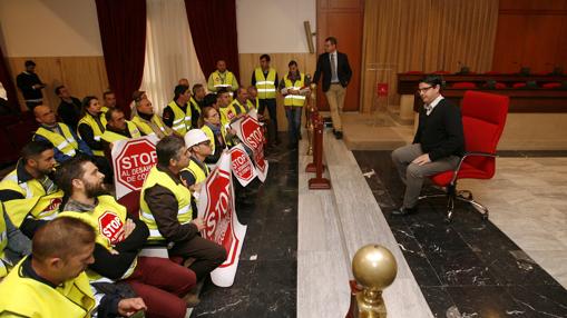 El edil de Urbanismo, Pedro García (IU), dialoga con los trabajadores de Cosmos