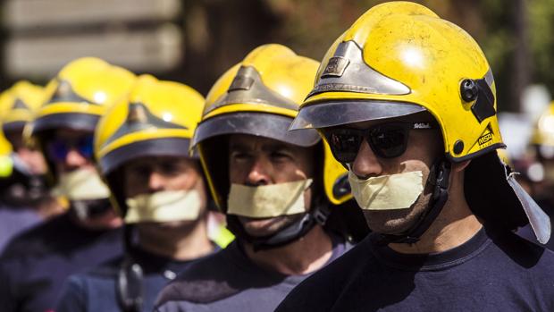 Un grupo de bomberos durante la protesta de este domingo en Málaga