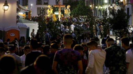 Ambiente nocturno juvenil en Santa Marina durante las Cruces de Mayo de Córdoba