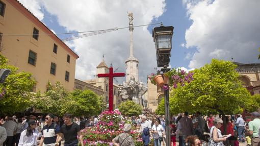 Turistas y cordobeses disfrutando de las Cruces