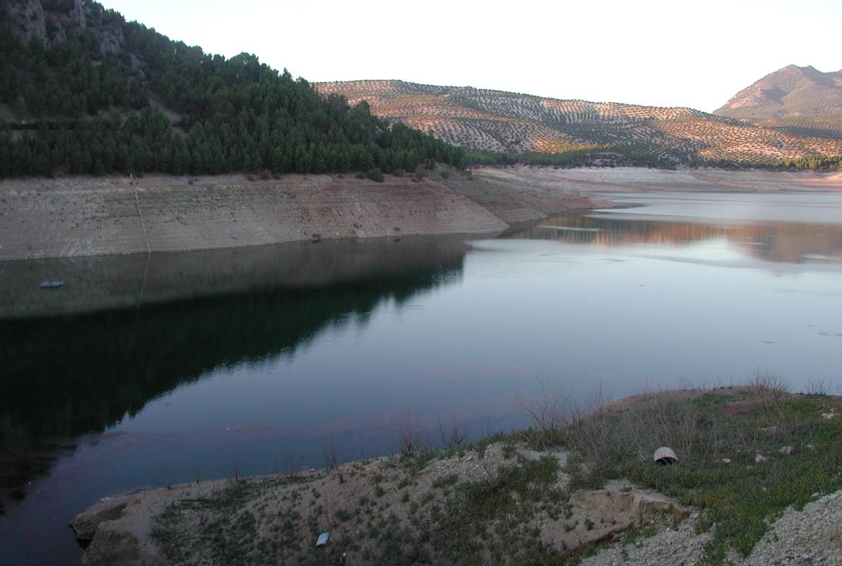 Estado del embalse de Iznájar en 2005