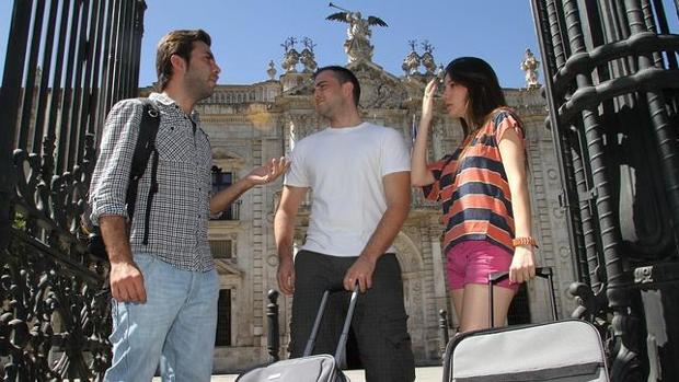 Estudiantes en la puerta del Rectorado de la Universidad de Sevilla