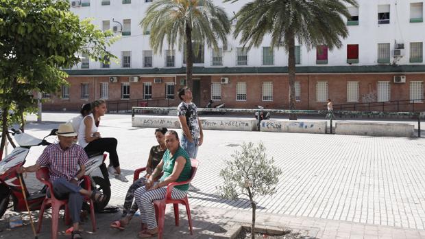 Vecinos del barrio de Las Palmeras, en una de las plazas