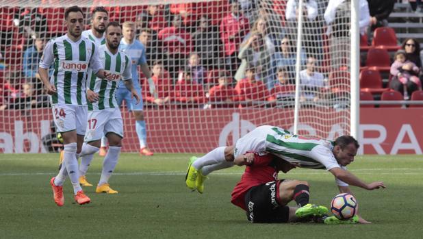 Juli cae al suelo en el Mallorca-Córdoba del domingo