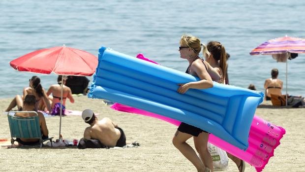 Turistas en una playa de Málaga