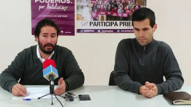 El secretario local de Podemos Priego, David López (dcha) junto al parlamentario David Moscoso