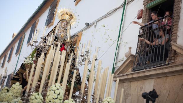 La Virgen de los Dolores de Córdoba a su paso por la Plaza del Potro