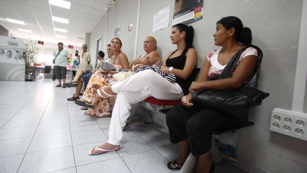 Personas haciendo cola en una oficina del SAE