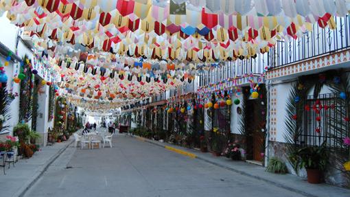 Calle engalanda para las Cruces en Montilla