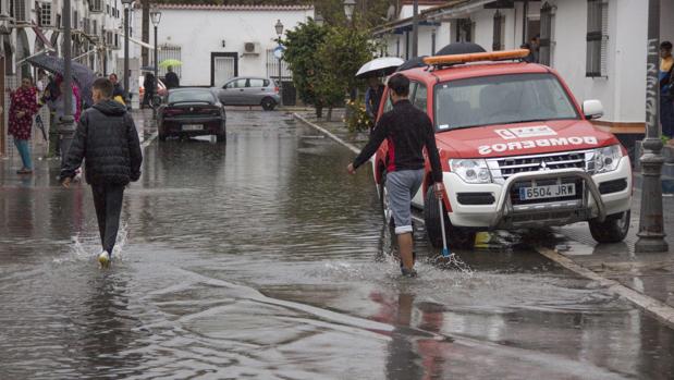 Una de las calles anegadas de Huelva