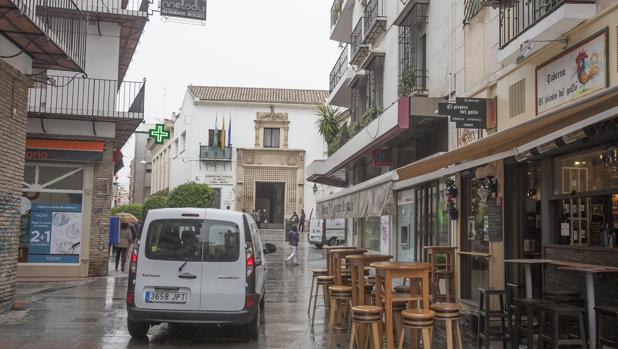 Un vehículo circula poro la calle Blanco Belmonte, justo en la confluencia con Juan Valera